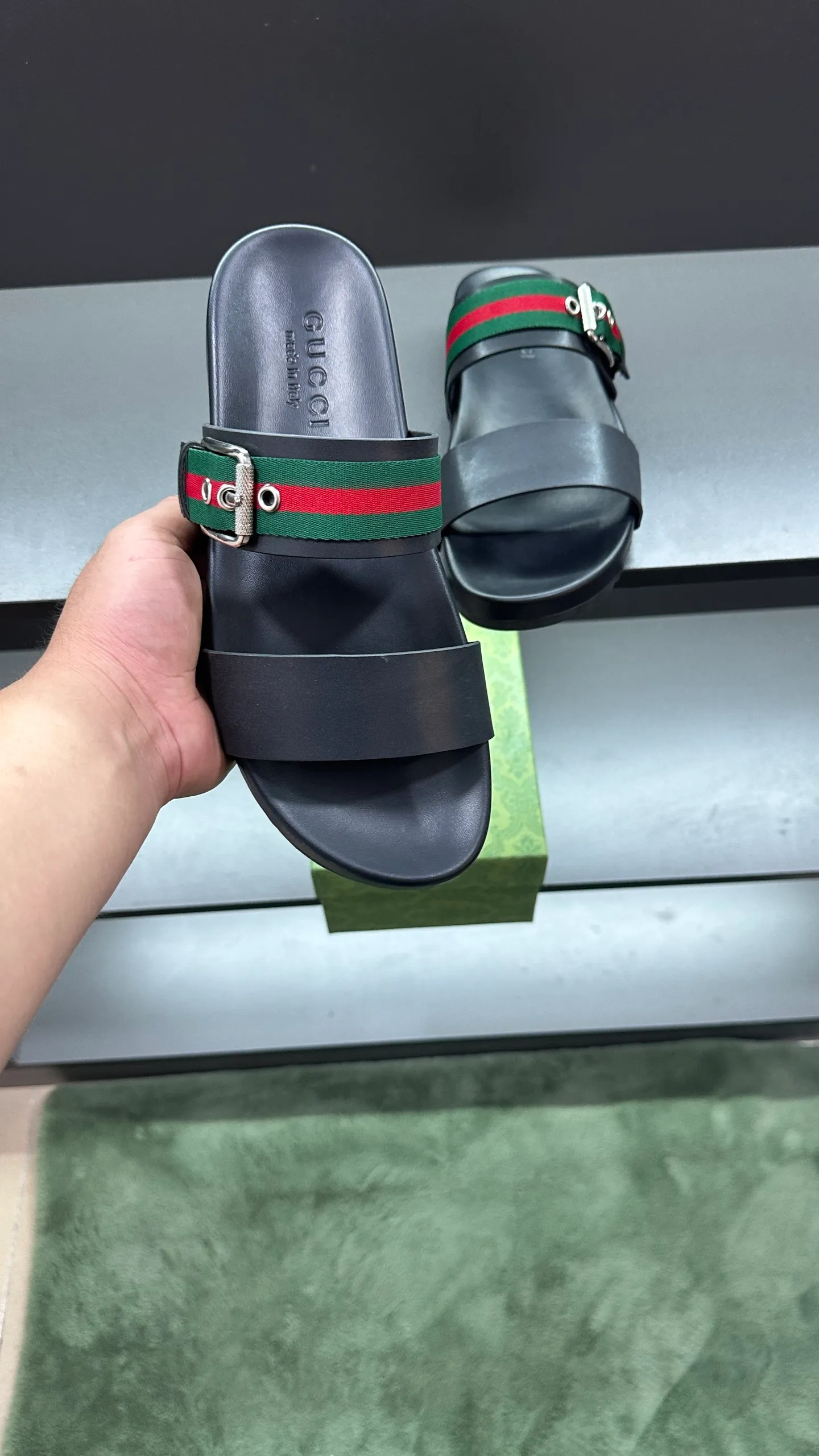 [G Home New Style] P: 300💰Men's size 39~45, (46. Customized) This slipper is made of GG polyester fiber and is decorated with a Gucci label on the front, which adds a striking logo feel to the style. "Gucci Made in Italy" stamped label Rubber sole Flat Made in Italy